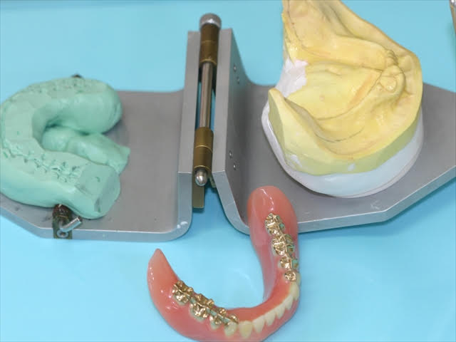 完成した義歯の内面にジグを使ってテイシュコンデイショナーを入れます。